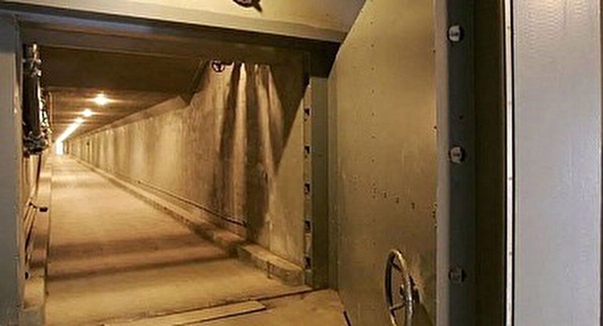 Türkiye’de sığınak standartlarını kökten değiştirecek düzenleme yürürlüğe girdi.<br>Çevre, Şehircilik ve İklim Değişikliği Bakanlığı, Sığınak Yönetmeliği’nde kapsamlı değişikliğe giderek, bazı alan ve yapılara sığınak yapma zorunluluğu getirdi. Yönetmelik, Resmî Gazete’de yayımlandı.