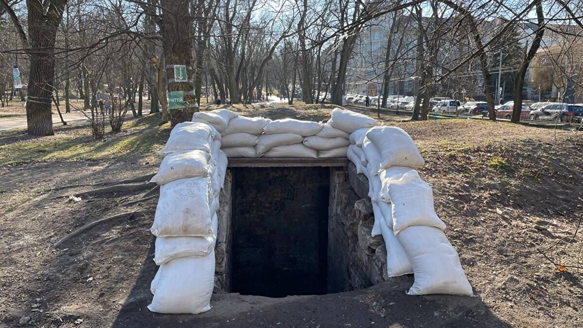 Konutlara, yurtlara ve bakım evlerine yeni sığınak şartı<br><br>Yeni düzenlemeye göre;<br><br>10 bağımsız bölümden fazla olan konutlarda,<br><br>50 yatak üzeri yurt, koğuş, otel ve konaklama tesislerinde,<br><br>25 yatak üzeri yaşlı, engelli, çocuk bakım evlerinde,<br><br>2000 metrekareden büyük sanayi tesislerinde,<br><br>1000 metrekareden büyük kamu binalarında<br>sığınak yapılması zorunlu hale geldi.