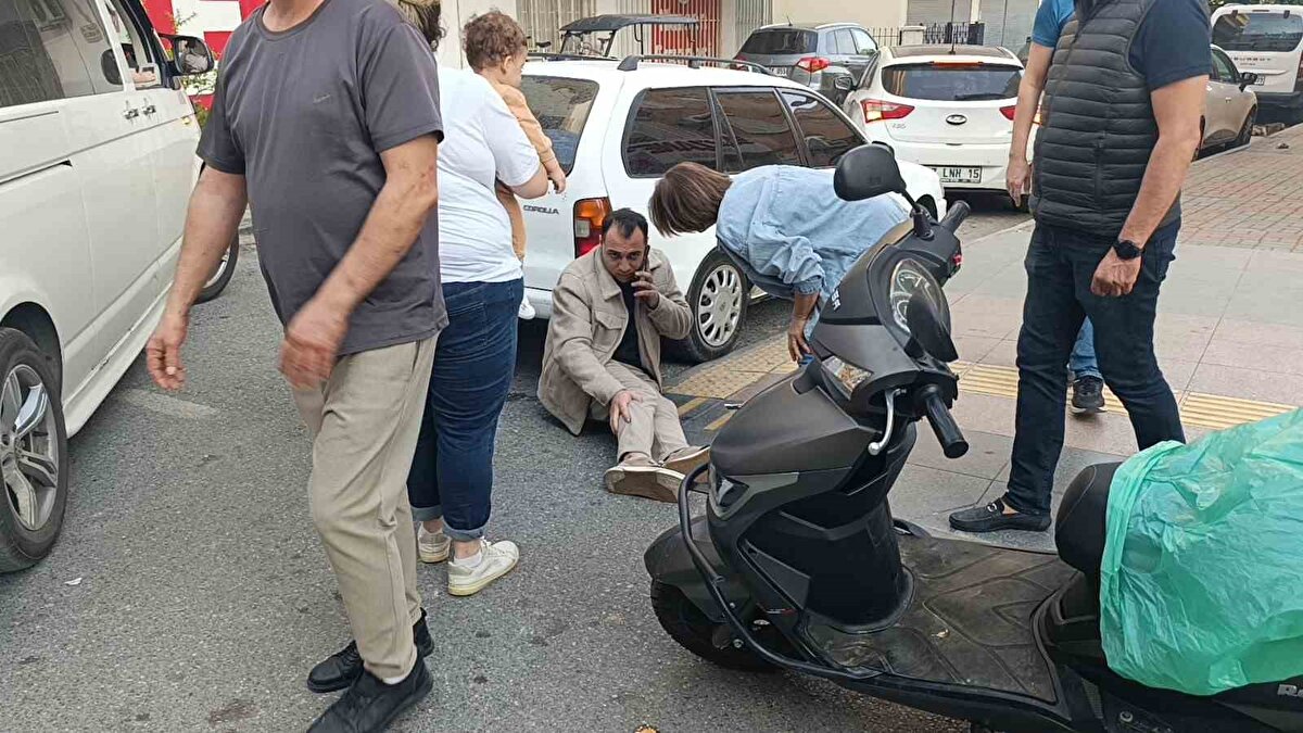 Çarpmanın etkisiyle yaralanan motosiklet sürücüsü Serkan K. de olay yerine gelen sağlık ekipleri tarafından ambulansla hastaneye götürüldü.