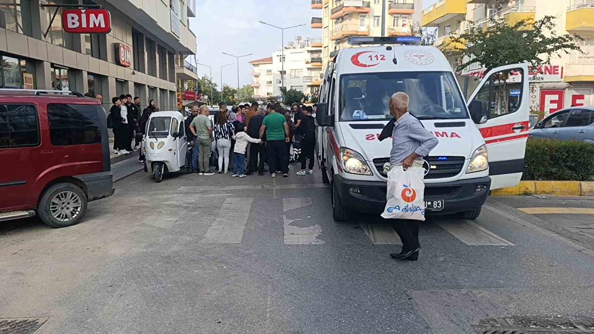 Yukarı Hisar Mahallesi Hastane Caddesi’nde yapay şelale istikametine seyir halindeki Yasin S.’nin kullandığı 07 CBK 538 plakalı motosiklet, yaya geçidinden geçen yayalara yol vermek için duran Hüriyet K.’nin kullandığı 07 AKV 338 plakalı hafif ticari araca arkadan çarptı.