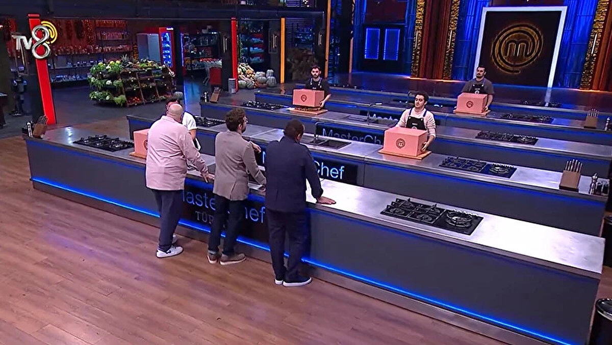 MasterChef'te Haftanın Eleme Potası (6 Kasım 2025)<br><br>Bu sonuçların ardından MasterChef Türkiye'de bu haftanın tüm eleme adayları netleşti. Hafta boyunca potaya giren Gizem, Çağlar, Muratcan ve Sümeyye'nin yanına dün akşam Furkan ve Onur da eklendi.<br><br>İşte bu hafta eleme potasında yer alan 6 isim:<br><br>Gizem<br><br>Çağlar<br><br>Muratcan<br><br>Sümeyye<br><br>Furkan (5. Aday)<br><br>Onur (6. Aday)