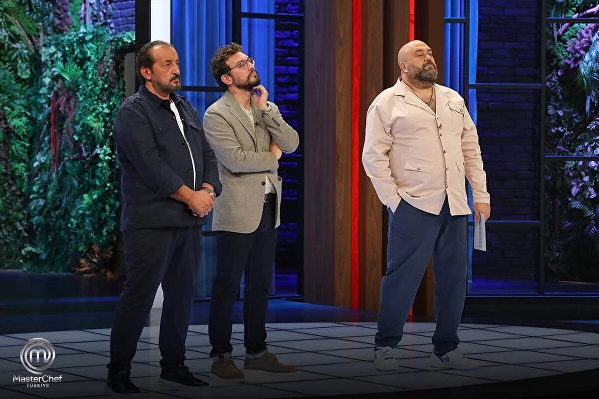 6 Kasım Dokunulmazlığı Hangi Takım Kazandı?<br><br>MasterChef'te takımlar, haftanın üçüncü ve son dokunulmazlık oyunu için "7 bölgeden 7 yemek" konseptiyle karşı karşıya geldi. Şefler, takımlardan 45 dakika içinde Türkiye'nin farklı bölgelerinden 7 lezzetli ve teknik tabak hazırlamalarını istedi. Nefes kesen mücadelenin ve şeflerin tadımının ardından gecenin galibi belli oldu. Rakiplerine kıyasla daha başarılı tabaklar çıkaran kırmızı takım, dokunulmazlık oyununun kazananı oldu.