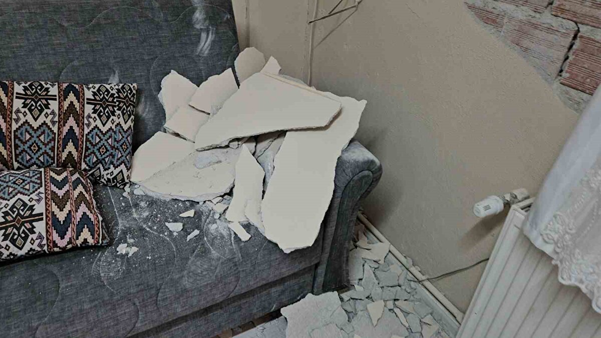 Depremin ardından Öğretmen Sitesi’nde yapılan incelemelerde birçok binanın hasarlı olduğu tespit edildi. AFAD ekipleri, bölgedeki yıkım ve tahliye çalışmalarını sürdürüyor.