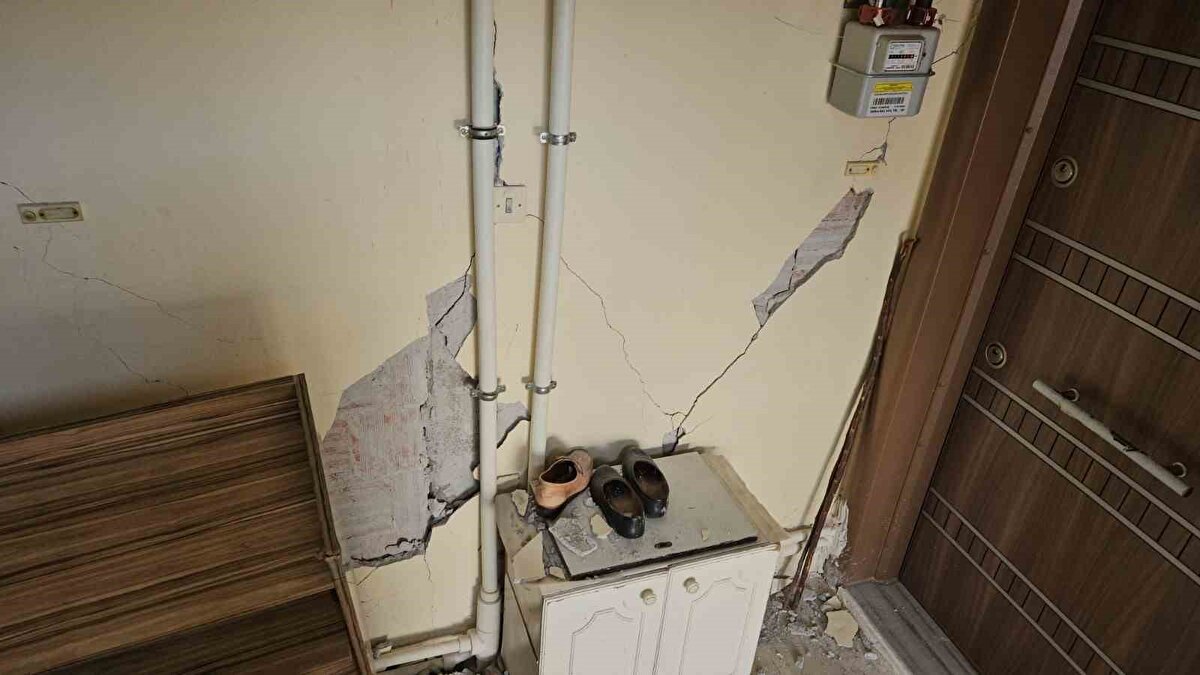 Deprem anında büyük bir panik yaşadıklarını ifade eden Tevhide Avcı, "Oğlumla birbirimize sarıldık, depremde korktuk. İlk depremde evimizde çatlaklar oluştu ama oturmaya devam ettik. ‘Belki toparlanır’ diye düşündük. Fakat 27 Ekim gecesi yaşanan ikinci depremde evlerimiz daha da hasar aldı. Çatılardaki kalkan duvarlar çöktü, araçlarımızın üzerine göçtü. O anı tarif etmek mümkün değil" dedi.