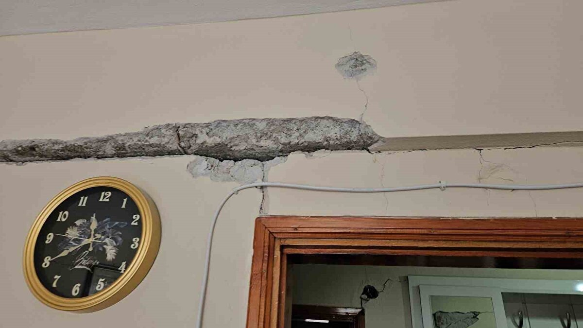 "Komşularımızla dayanışma içindeyiz"<br><br>Depremin ardından komşularıyla birlikte hareket ettiklerini belirten Avcı, "O gece birbirimize sarıldık, kimimizin evi yıkıldı, kimimiz dışarıda kaldık. Komşularımla adeta bir aile gibiyiz. Bu süreçte en büyük gücümüz dayanışma oldu" diye konuştu.