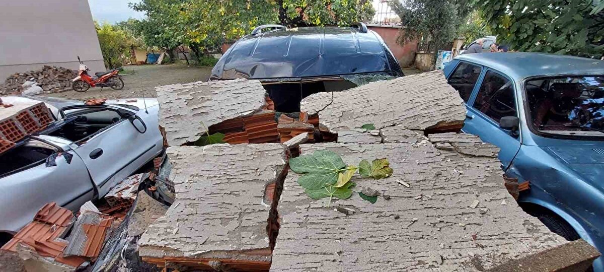 "Komşularımızdan ayrılacak olmanın hüznünü yaşıyoruz"<br><br>Yıkım süreciyle birlikte sitenin tamamen boşaltılacağını belirten Avcı, duygusal anlar yaşadı. "Yıllardır aynı sitede komşuluk yaptığımız insanlar var. Belki başka yerlere taşınacağız, birbirimizden ayrılacağız. En çok bu üzüyor. Evimiz yıkıldı ama komşuluk bağlarımızı kaybetmek istemiyoruz." dedi.