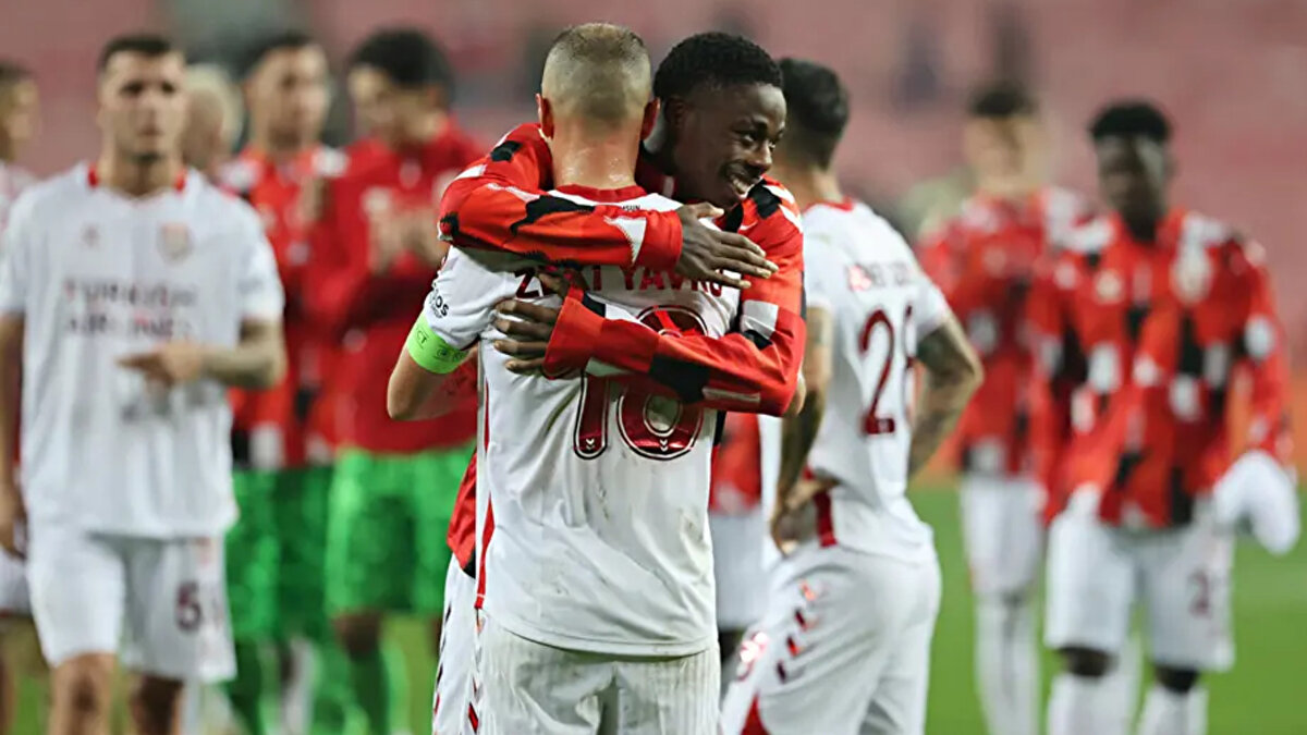 TOPLAM GALİBİYET PRİMİ 1.2 MİLYON EURO OLDU<br><br>Karadeniz ekibi, UEFA Konferans Ligi'ndeki ilk maçında deplasmanda Legia Varşova'yı, ikinci maçında sahasında Dinamo Kiev'i ve üçüncü maçta yine sahasında Hamrun'u mağlup ederek toplam 1.2 milyon euro daha geliri kasasına koydu.<br><br>Böylece Samsunspor'un bu sezon UEFA Konferans Ligi'nde elde ettiği toplam gelir 4.37 milyon euroya yükseldi.