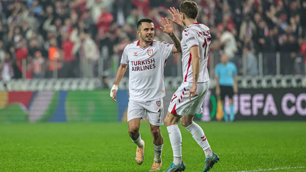 Lig aşamasını 1-8 arası bitirenler: 400 bin euro<br><br>Lig aşamasını 9-16 arası bitirenler: 200 bin euro<br><br>Son 16 turu: 800 bin euro