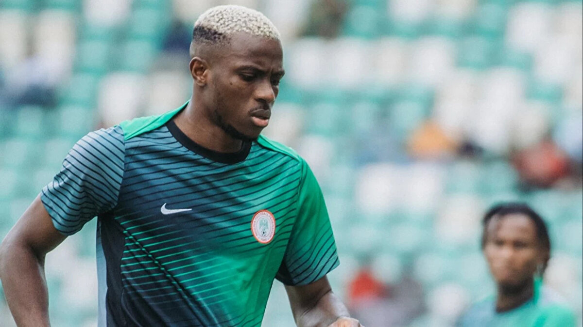 OSIMHEN'E AUBAMEYANG İLE CEVAP VERDİ <br><br>Victor Osimhen'in bu açıklamasına Gabon Teknik Direktörü Thierry Mouyuma'dan şaşırtan bir cevap geldi. <br><br>Mouyuma, "Bence Pierre-Emerick Aubameyang bu soruyu zaten cevapladı ve Gambia karşısında dört gol atarak bunu gösterdi" ifadelerini kullandı.