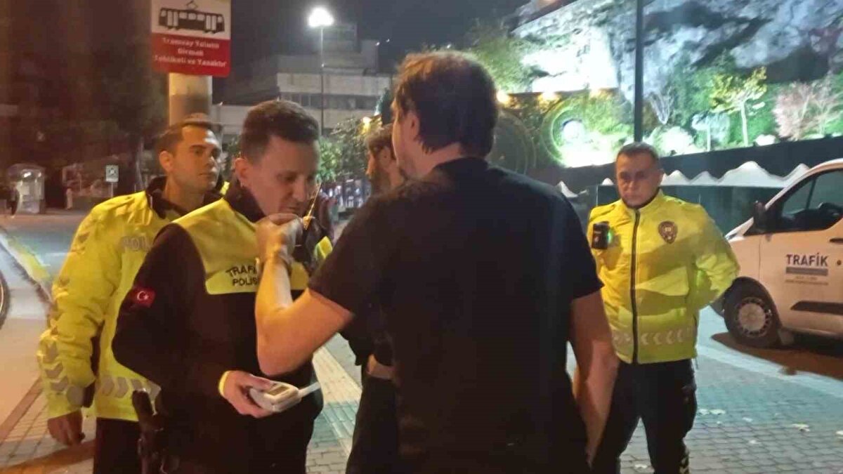 Alkolmetreye üflemeyi reddeden M.K.’nın sürücü belgesinin daha önce de men edildiği tespit edildi.