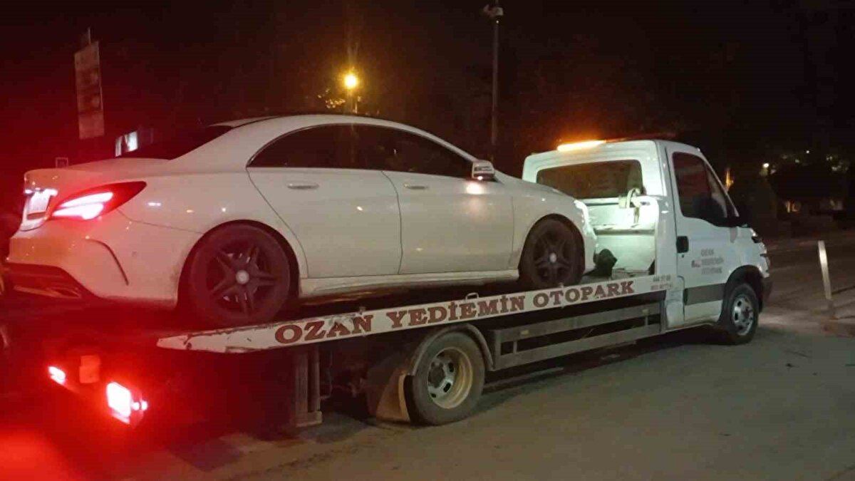 Otomobil ise trafikten men edilerek otoparka çekildi.