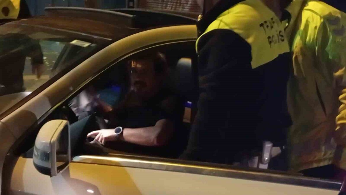 Trafik uygulama noktasında dur ihtarına uymayan 16 SYG 07 plakalı otomobilin sürücüsü M.K., kaçmaya çalışırken Polis ekiplerinin hızlı müdahalesi sonucu durduruldu.