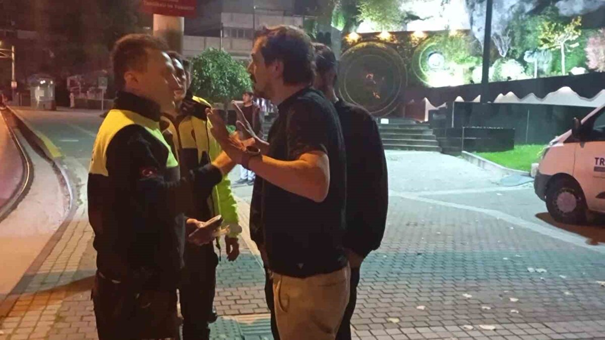 İşlem yapmak amacıyla sürücünün araçtan inmesini isteyen Polis ekiplerine karşı direnen sürücü, ekiplerin sabırlı ısrarları karşısında uzun süreli tartışmadan sonra araçtan indi.