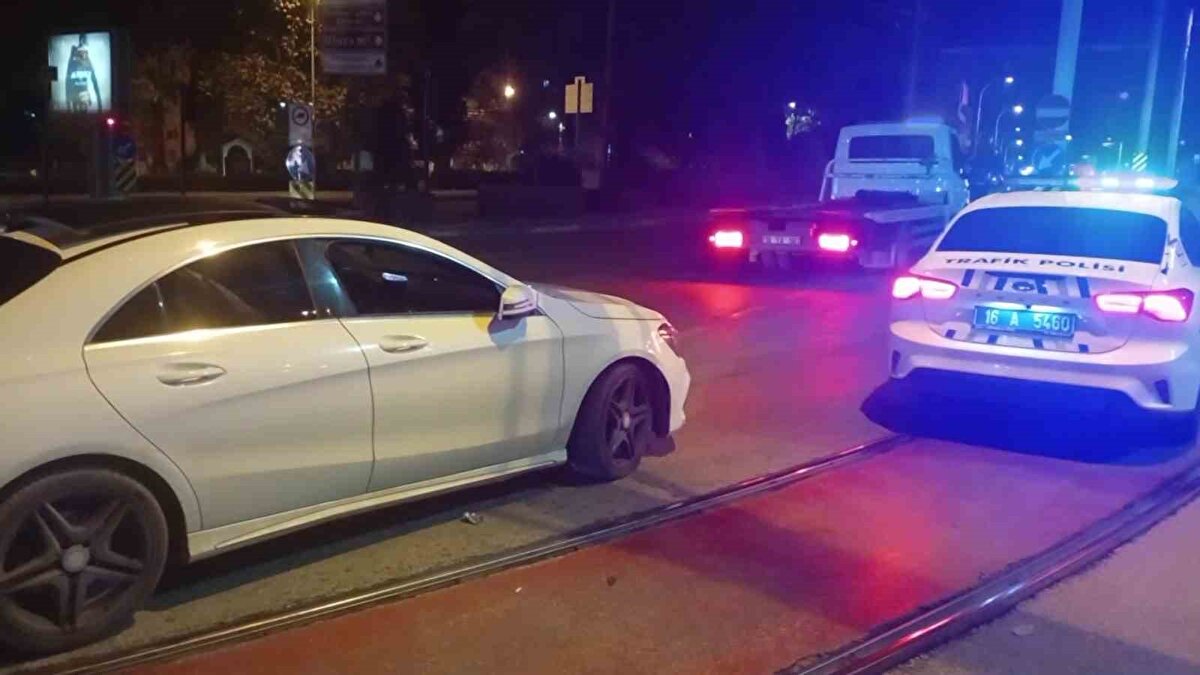  Polis ekipleri, sürücünün ehliyetine 2 yıl daha el koyarken, 63 bin 911 TL idari para cezası uyguladı.