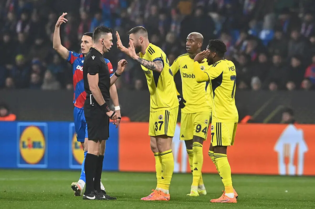 VAR hakeminin uyarısıyla pozisyonu izleyen Hollandalı hakem kararından dönmedi ve penaltıyı vermedi