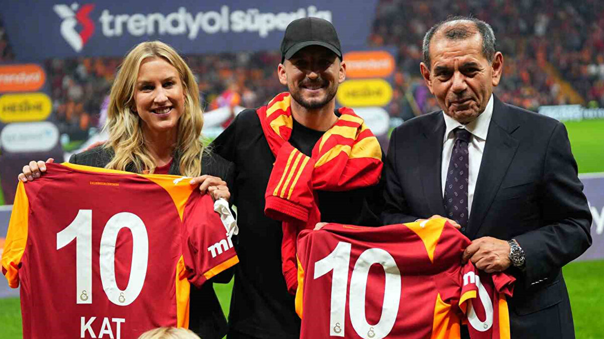 Trendyol Süper Lig’in 11. haftasında Galatasaray, sahasında Trabzonspor ile karşılaştı. Sarı kırmızılıların eski yıldızı Dries Mertens ailesiyle birlikte maçı izlemek için RAMS Park'a gelmişti