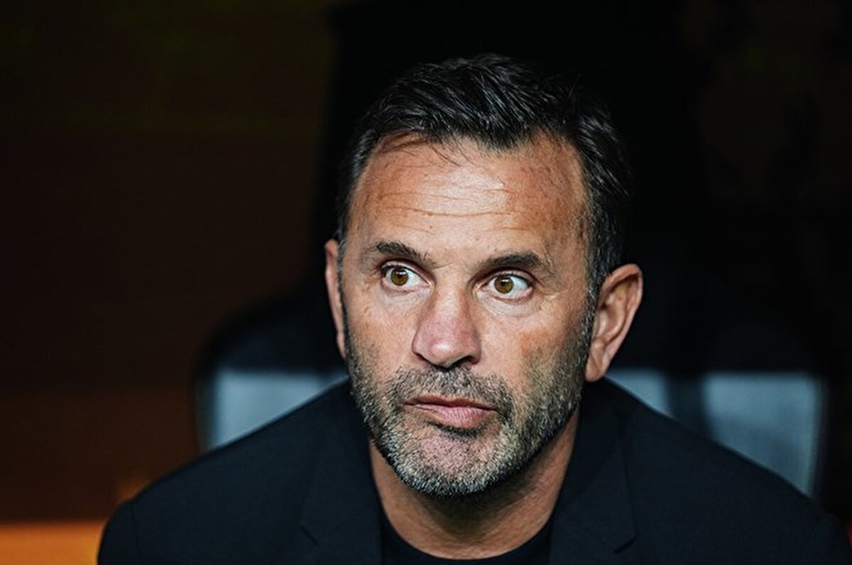 Galatasaray tribünleri hakkında konuşan Buruk, "Bizim tabii ki tribünümüz muhteşem bir tribün. Taraftarımız yani o yaşattıkları ortam, saha içi, saha dışı, deplasmana gittiğimiz karşılamalar, her şey gerçekten inanılmaz güzel, inanılmaz etkileyici ve akıllara, zihinlere inanılmaz yerleşen bir şey. Bu da tabii ki oyuncuların yani bu kulübü sahiplenmesini, o taraftarlara olan birlikteliklerrini, aidiyetlerini çok fazla arttırıyor. Buradan ayrılsalar bile..." ifadelerini kullandı. 