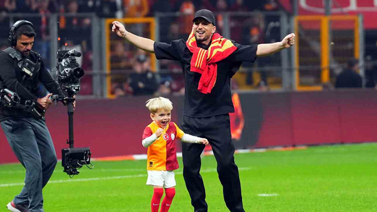 Galatasaray Başkanı Dursun Özbek, karşılaşma öncesinde Mertens'e kulübe verdiği katkılardan dolayı plaket takdim etti. Özbek ayrıca Mertens, eşi Katrin Kerkhofs ve oğlu Ciro'ya isimlerinin yazılı olduğu Galatasaray formalarını hediye etti. Mertens, ardından oğlu Ciro ile birlikte kale arkasına giderek taraftarlara üçlü çektirdi.