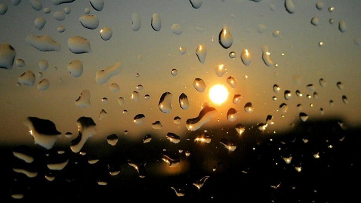 Meteoroloji uzmanlarına göre önümüzdeki birkaç gün boyunca Türkiye genelinde sıcaklıklar kasım ayı ortalamasının üzerinde seyretmeye devam edecek. Özellikle batı ve iç bölgelerde ılık hava etkisini sürdürecek.<br>Gündüz saatlerinde güneş yüzünü gösterirken, akşam saatlerinde kısa süreli yağış geçişleri yaşanacak.