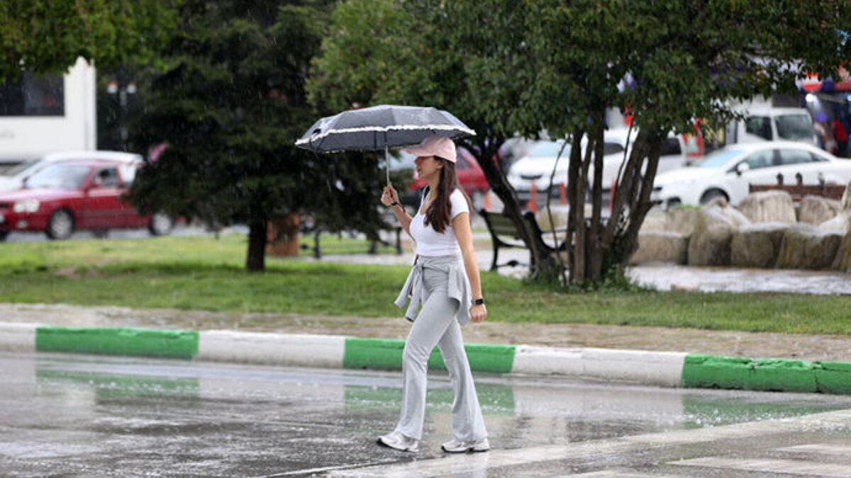 Meteoroloji’nin 8 Kasım tahmin raporuna göre, ülke genelinde hava parçalı ve yer yer çok bulutlu olacak.<br><br>Kıyı Ege (İzmir, Aydın, Muğla),<br><br>Trakya (Edirne, Kırklareli, Çanakkale),<br><br>Doğu Anadolu’nun bazı bölgeleri (Erzurum, Muş, Bitlis’in doğusu, Kars, Ağrı ve Van’ın batısı)<br>yerel sağanak ve gök gürültülü yağışların etkisi altında olacak.