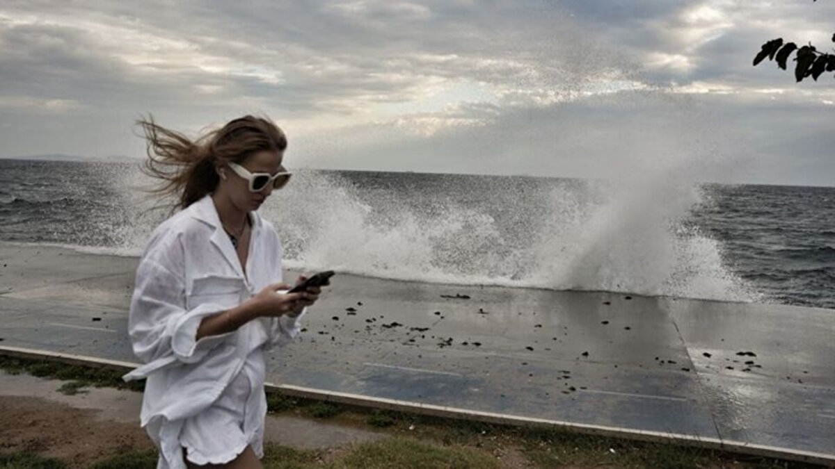 Sabah ve gece saatlerinde Marmara’nın güney ve doğusunda, İç Ege, Akdeniz ve Batı Karadeniz’in iç kesimlerinde sis ve pus bekleniyor.<br><br>Rüzgar, Marmara’da kuzey ve kuzeydoğudan, diğer bölgelerde ise güney yönlerden hafif, zaman zaman orta kuvvette esecek.