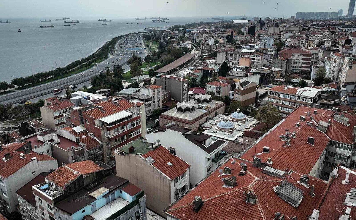 Osmanlı mimarisinin dehası Mimar Sinan’ın eserlerinden biri olan ve bir dönem Vakıflar’a aitken 1938’de özel mülkiyete geçen tarihi hamam, restore edilmesinin ardından yeniden gündeme geldi; hamamın bugünkü kullanım biçimi tartışma konusu olurken, bazı çevreler benzer vakıf eserlerinde olduğu gibi kamulaştırma seçeneğinin değerlendirilebileceğini ifade ediyor.<br>