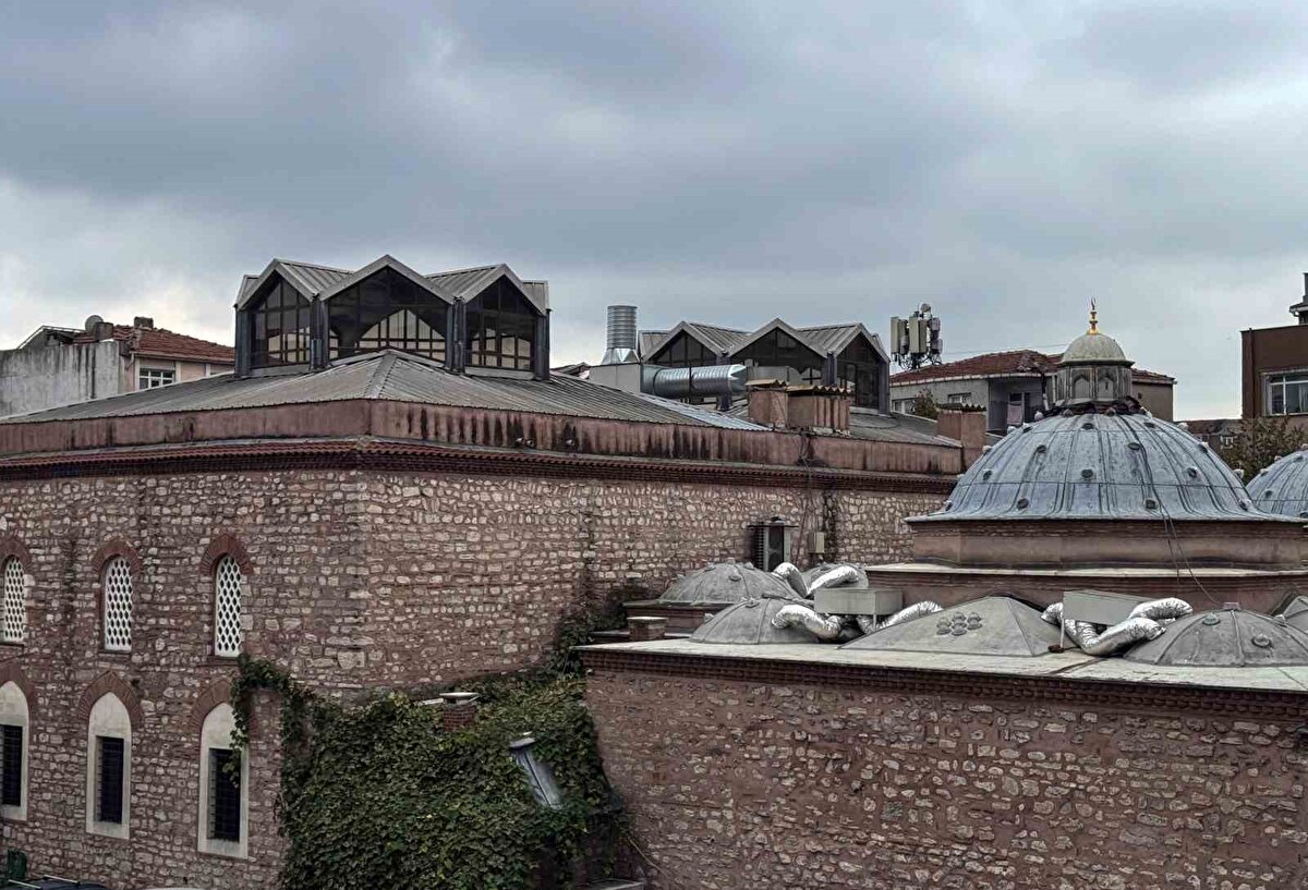 Sanat tarihçisi Talha Uğurluel, "Yakup Ağa bu hamamı yaptırırken cebinden harcadığı parayla halkın faydasına bir hayır eseri ortaya koymuş; ancak bugün bu eserin vakıf ruhuna aykırı biçimde kullanılması, onun kemiklerini sızlatırdı." ifadelerini kullanarak, "Bugün bu eserlerin eğlence mekanına dönüştürülmesi, sadece tarihimize değil, vakıf kültürüne de büyük bir saygısızlıktır" dedi.<br>