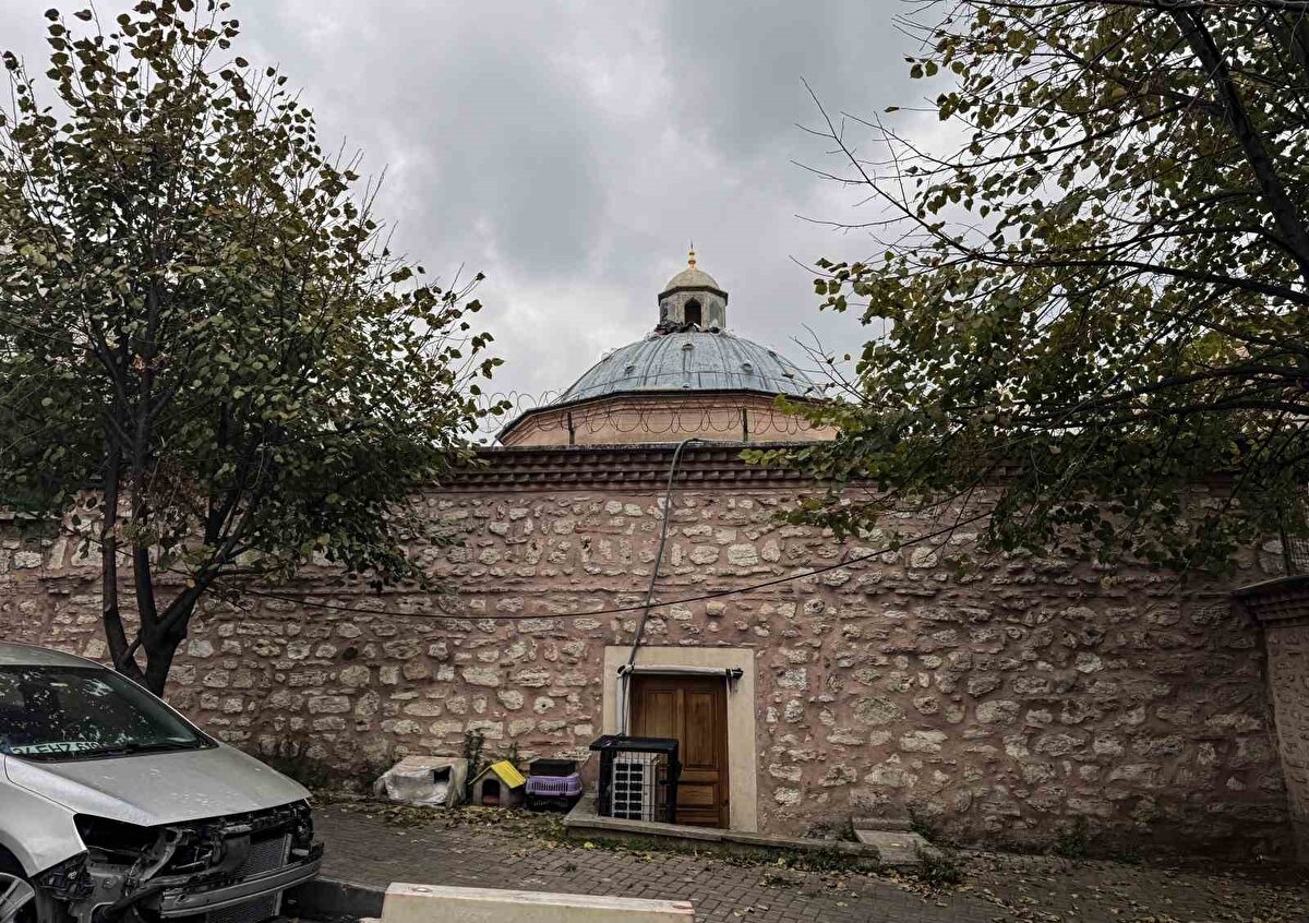 Mimar Sinan’ın İstanbul Samatya’da 1545 yılında inşa ettiği ilk hamamlardan biri olan tarihi Kapıağası Yakup Ağa Hamamı, gazino olarak kullanılıyor. Osmanlı mimarisinin nadide örneklerinden biri olan Koca Mustafa Paşa semtindeki tarihi hamam, bugün göbek taşında dansözlerin sahne aldığı, hamam taslarında yemeklerin servis edildiği bir mekana çevrilmiş durumda. Sosyal medyada paylaşılan görüntüler, kültürel mirasın kullanım biçimine yönelik tartışmaları alevlendirerek tarihi eserlerin korunma anlayışını gündeme taşıdı.