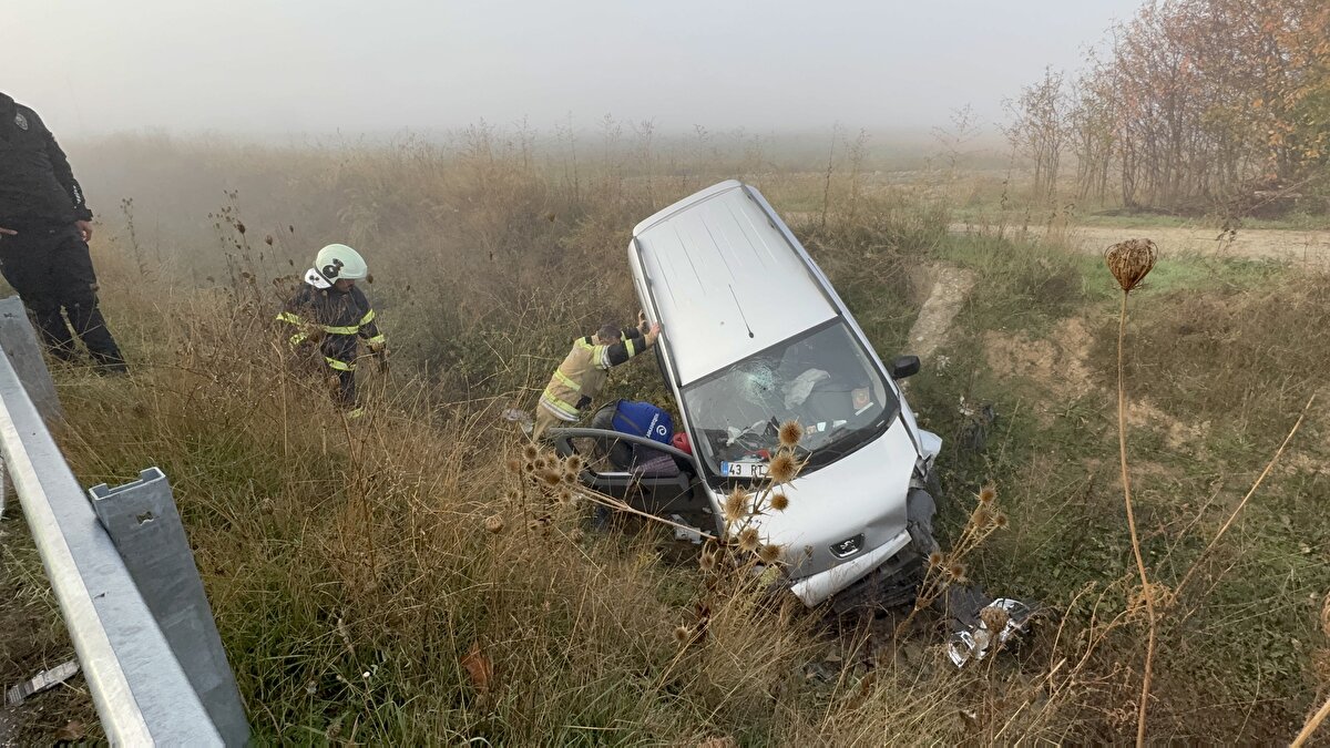 Şehir merkezi yönüne giden Ömer B. yönetimindeki 43 RT 111 plakalı hafif ticari araç, sürücüsünün direksiyon hakimiyetini kaybetmesi sonucu su kanalına uçtu. 