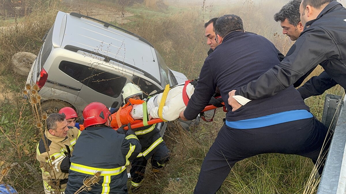 Ömer B. ve B.A., itfaiye ekibinin çalışmasıyla sıkıştıkları araçtan çıkarıldı. 