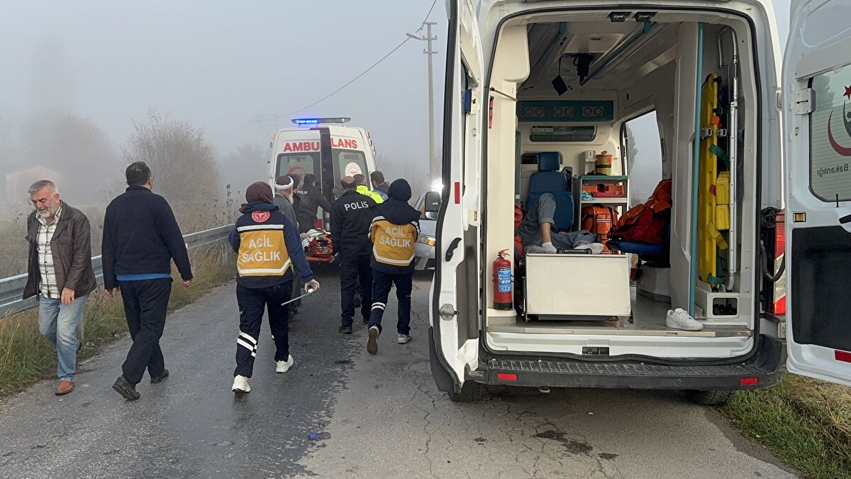 Kazada sürücü Ömer B. ile yakını B.A., araç içinde sıkıştı. İhbarla olay yerine itfaiye, polis ve sağlık ekipleri sevk edildi. 