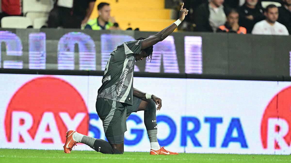 Sergen Yalçın, Antalya deplasmanında maça Ersin Destanoğlu, Gökhan Sazdağı, Tiago Djalo, Gabriel Paulista, Rıdvan Yılmaz, Salih Uçan, Wilfried Ndidi, Cengiz Ünder, Vaclav Cerny, El Bilal Toure ve Tammy Abraham 11'iyle başladı.