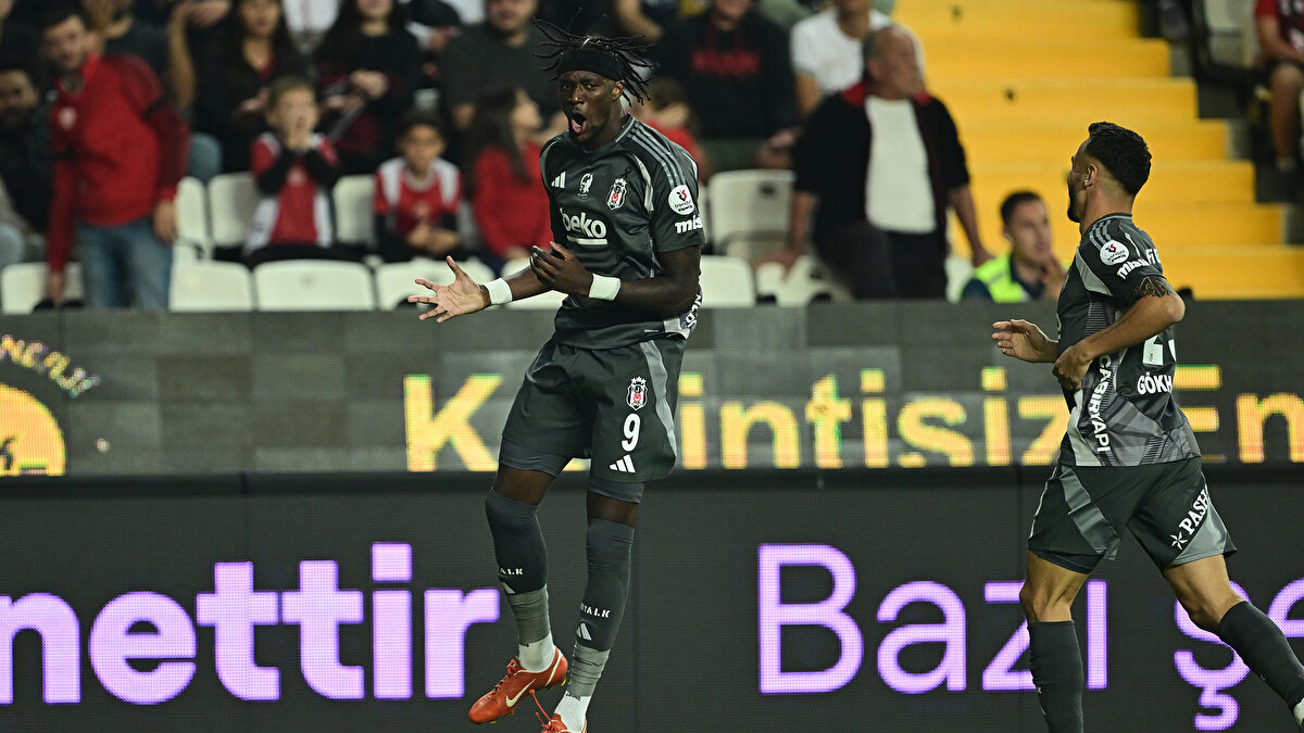 ABRAHAM'DAN EN ERKEN GOL<br><br>Beşiktaş, maçın henüz 2. dakikasında (01:39) öne geçti. Siyah-beyazlı takımda Tammy Abraham ağları havalandırdı ve Beşiktaş üstünlüğü yakaladı.