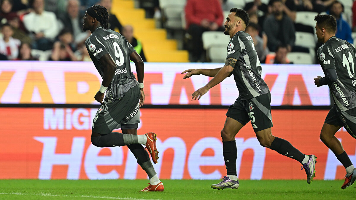 "Bence sezonun gollerinden birini attım"<br><br>Beşiktaş'ta 10. golünü atan Tammy Abraham galibiyet nedeniyle mutlu olduklarını ifade etti.