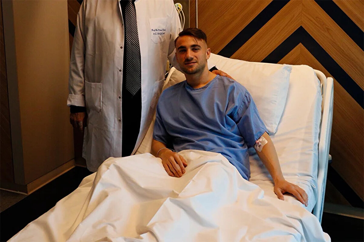 Galatasaray'ın milli futbolcusu Yunus Akgün, fıtık operasyonu geçirdi. 