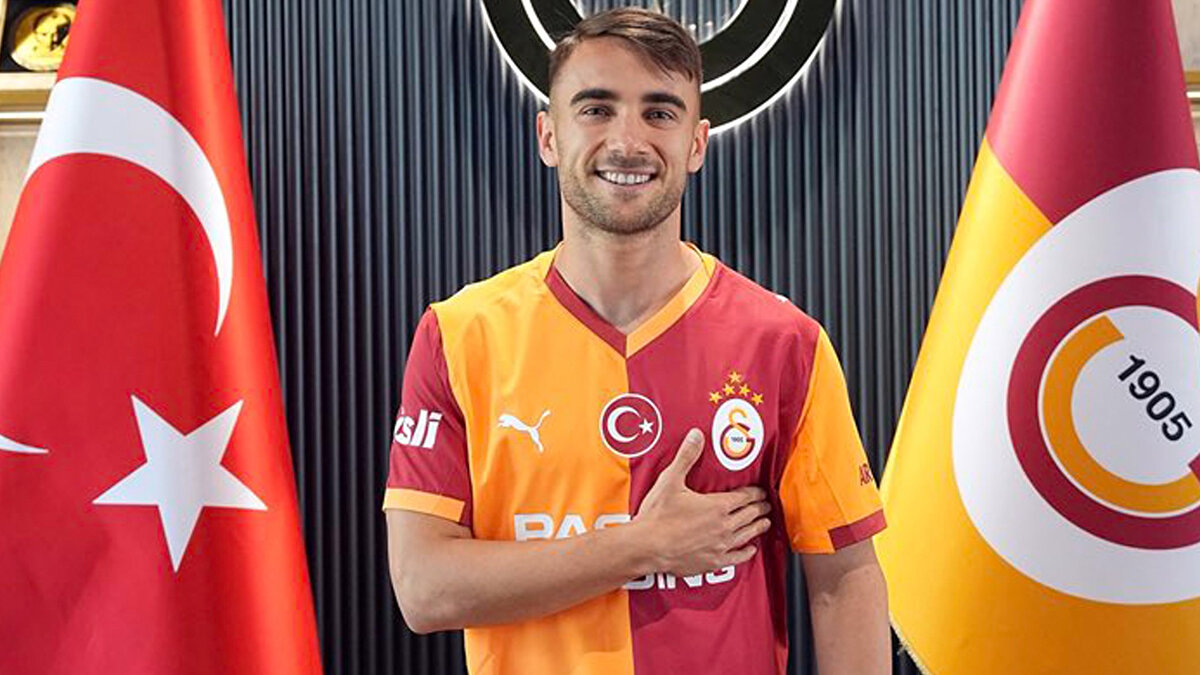 "Yunus'un MR'ını çektiklerini aktaran İnce, "Osteitis pubis benzeri bulgular var ama muayene kliniğimiz o ağrının osteitis pubis ağrısı olmadığı yönünde. O yüzden üstüne gittik. Daha ileri tetkikler yaptık. Ultrason tetkikleri sonucu kasık fıtığı olduğu teşhisine ulaştık. Kasık fıtığında da futbolcu dönem dönem o ağrıyla oynayabilir. Ancak o ağrı performansı çok etkileyecek seviyeye çıkabilir ve oynatmayabilir. Birkaç gün dinlendirdikten sonra önümüzdeki günlerde bir karar vereceğiz. Ya hızlı bir şekilde ameliyat edip 4-6 haftalık bir periyodun sonunda tekrar dönmesini planlayacağız ya da ağrıları tolere edebildiği bir formül olursa bu şekilde devam edeceğiz. Onu önümüzdeki günlerdeki egzersiz testleriyle belirleyeceğiz. Bugün için performansını çok etkilediğinden bizimle beraber olmayacak. Birkaç gün içerisinde ameliyat olup olmayacağına karar vereceğiz."<br><br>