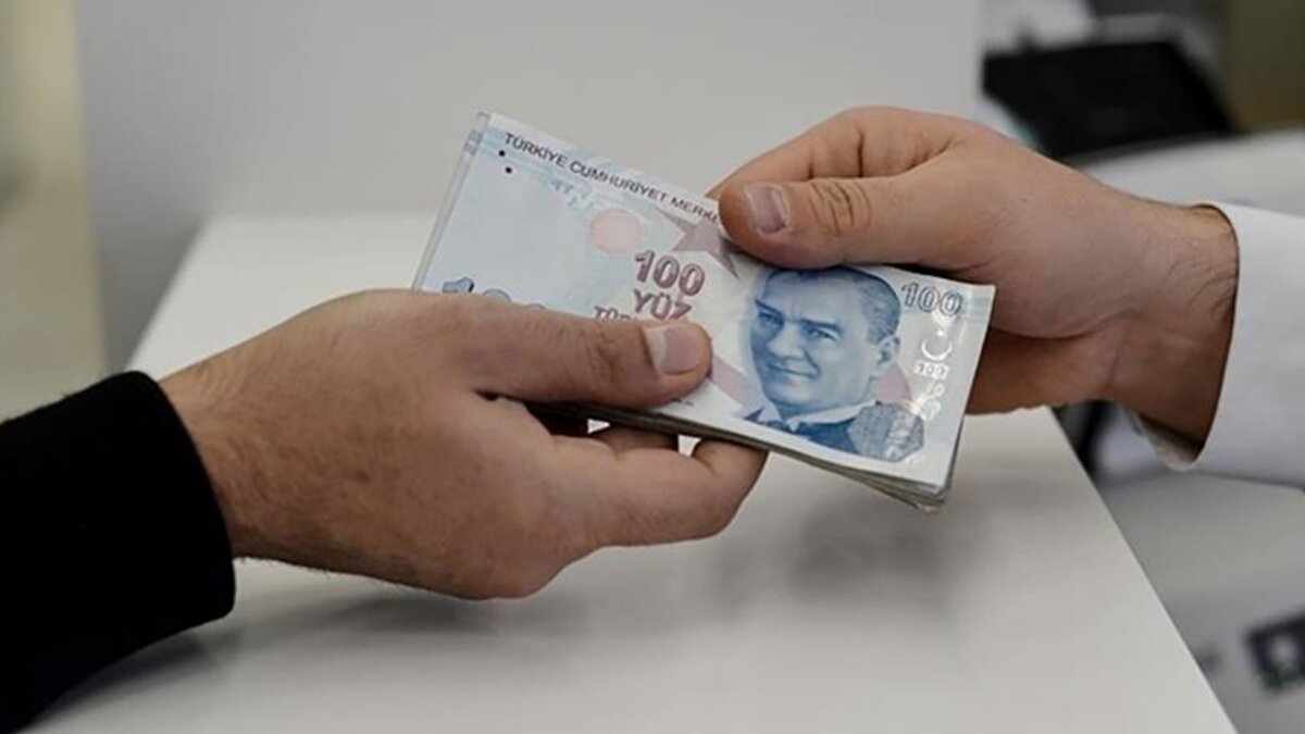 Türkiye genelinde 7 milyondan fazla çalışan asgari ücretle hayatını idame ettiriyor. Merkez Bankası’nın yeni tahminleriyle birlikte zam hesaplamaları da yeniden yapıldı. Ekonomistlerin öngörülerine göre, asgari ücrette artış yüzde 25 ile yüzde 35 arasında değişebilir.