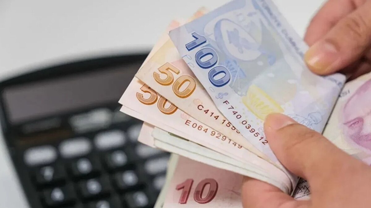 Güncelde 22.104 TL olan net asgari ücret için masadaki olası rakamlar şöyle:<br><br>Yüzde 25 zam → 27.630 TL<br>Yüzde 28 zam → 28.294 TL<br>Yüzde 31 zam → 28.956 TL<br>Yüzde 33 zam → 29.398 TL<br>Yüzde 35 zam → 29.841 TL