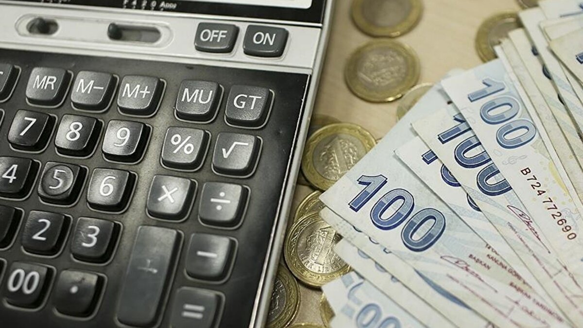 Merkez Bankası Başkanı Fatih Karahan, İstanbul Finans Merkezi’nde düzenlenen toplantıda yılın 4. Enflasyon Raporu’nu açıkladı. Ağustos ayında yüzde 25-29 aralığında açıklanan 2025 yılı enflasyon beklentisi, bu defa yüzde 31-33 aralığına çıkarıldı.