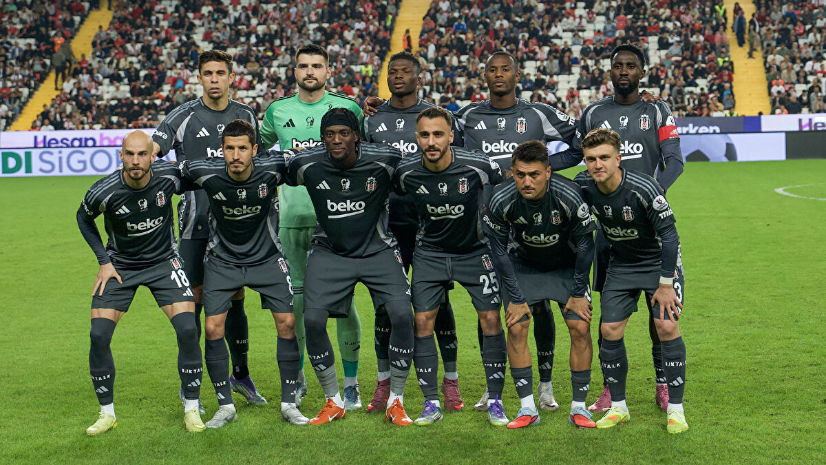 Süper Lig’de iki maç aradan sonra galip gelen Beşiktaş, deplasmanda Antalyaspor’u 3-1 mağlup etti. <br>