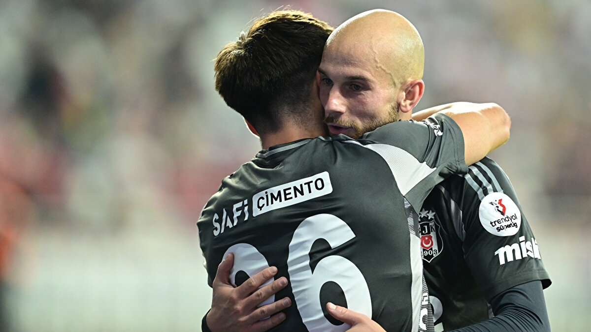 “Beşiktaş, bir deplasmana bu halde gidip başlayabileceği en iyi şekilde, 2. dakikada gol atarak avantajla başladı. Beşiktaş için 30. dakikadan sonrasında bardağın boş tarafı da var dolu tarafı da. Pozisyon üretmemiş olması boş tarafı ama skor 2-0'ken rakibine hiçbir fırsat vermemesi de bence dolu tarafı.”