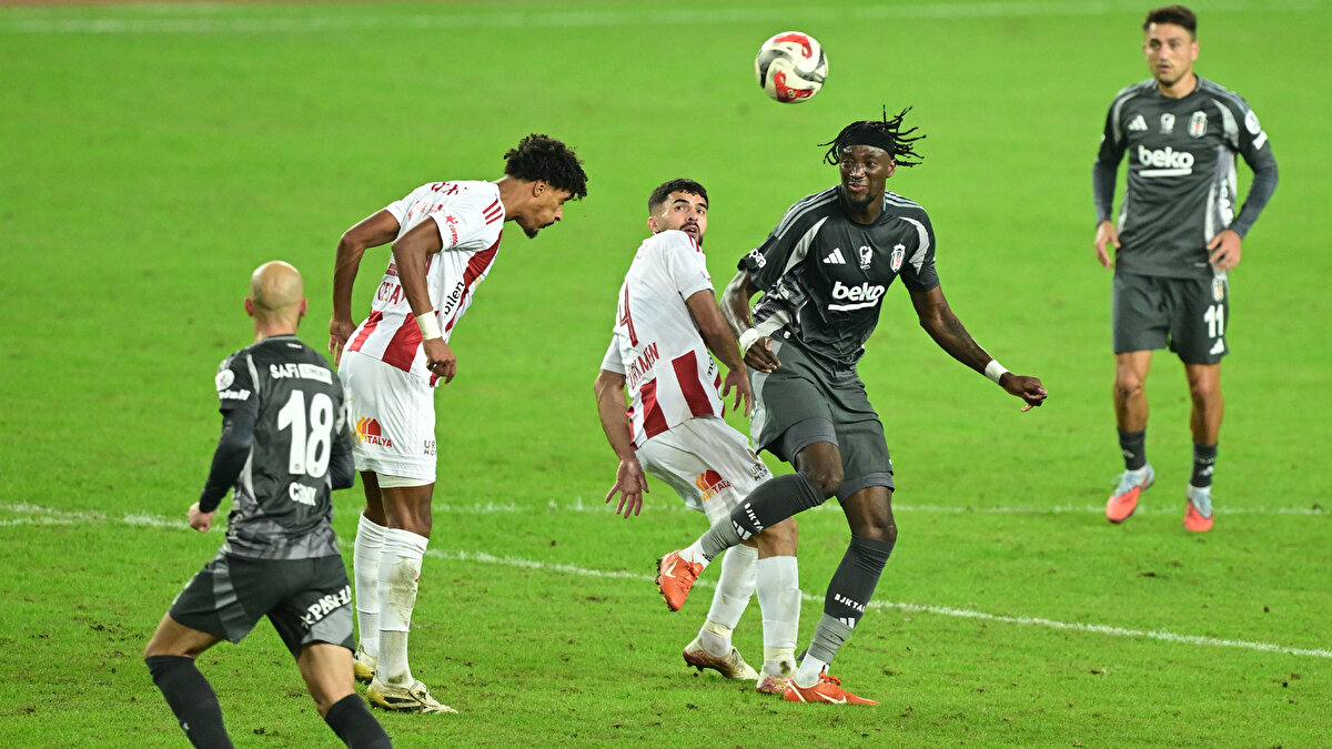 'ALLAHIM BİZE SABIR VER' <br><br>“Beşiktaş'ın 2-0'ı bulduktan sonraki 'aman gol yeriz' korkularını atlatması lazım. Antalyaspor hiçbir şey üretemezken, taraftarına stres yaşatayım golü yedi. Rıdvan Yılmaz'ın inanılmaz asistiyle Antalyaspor 2-1'i buldu. Beşiktaş taraftarı gol sonrası Allah'ım bize sabır ver dedi.”