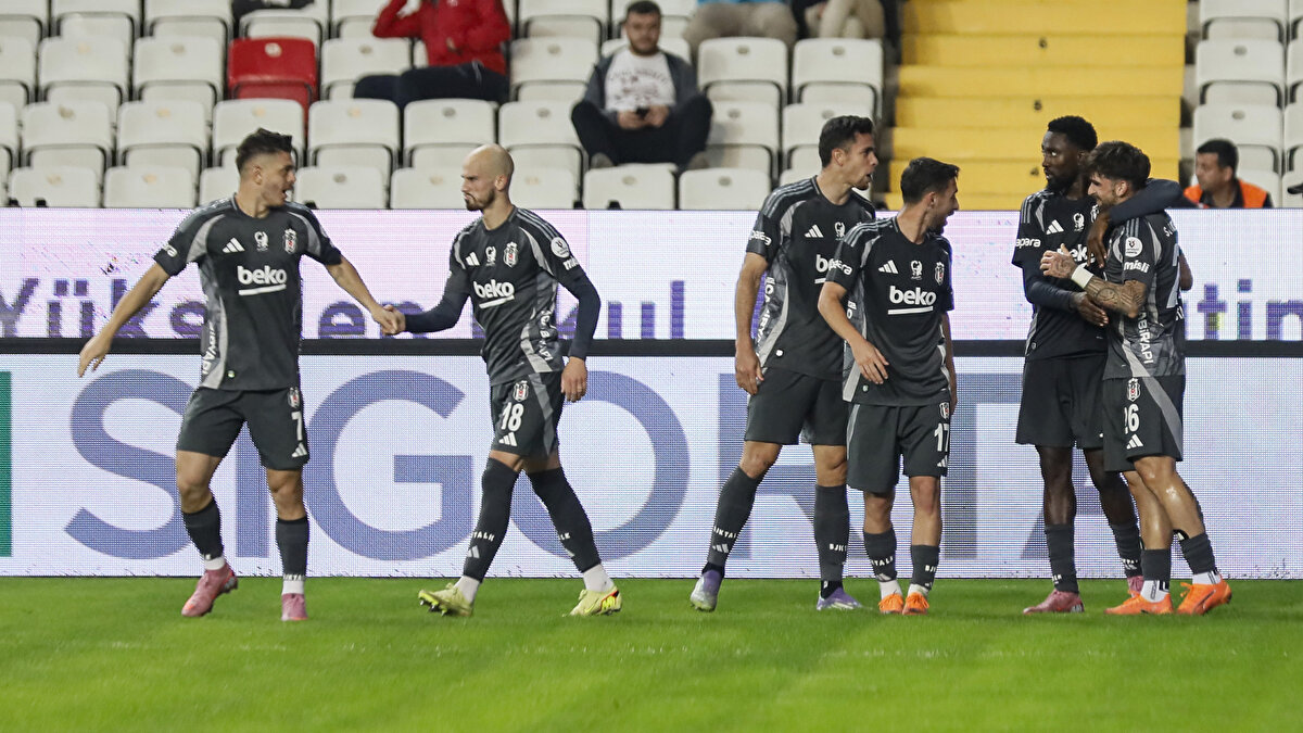 KAHVECİ'DEN ZEMİN TEPKİSİ <br><br>“Antalya'da zemin yine felaket. Burada zemin bir türlü düzelmiyor. Antalya'da muhteşem oteller var. Cila gibi golf sahaları, çimler var basmaya kıyamıyorsun. Şu stadın zemini düzelmiyor. Doğukan ceza sahası içinde düştü bir pozisyonda. Doğukan yapma koçum. O aldatmaya yönelik bir hareket. Sarı kart yedi. Ona penaltı verilirse Süper Lig'i kapatalım. Hakem ve VAR da vermedi. Düşme anına bakarsan ayağından vurmuşlar gibi. Çok abartılı atladı yere. İtme falan yok.”