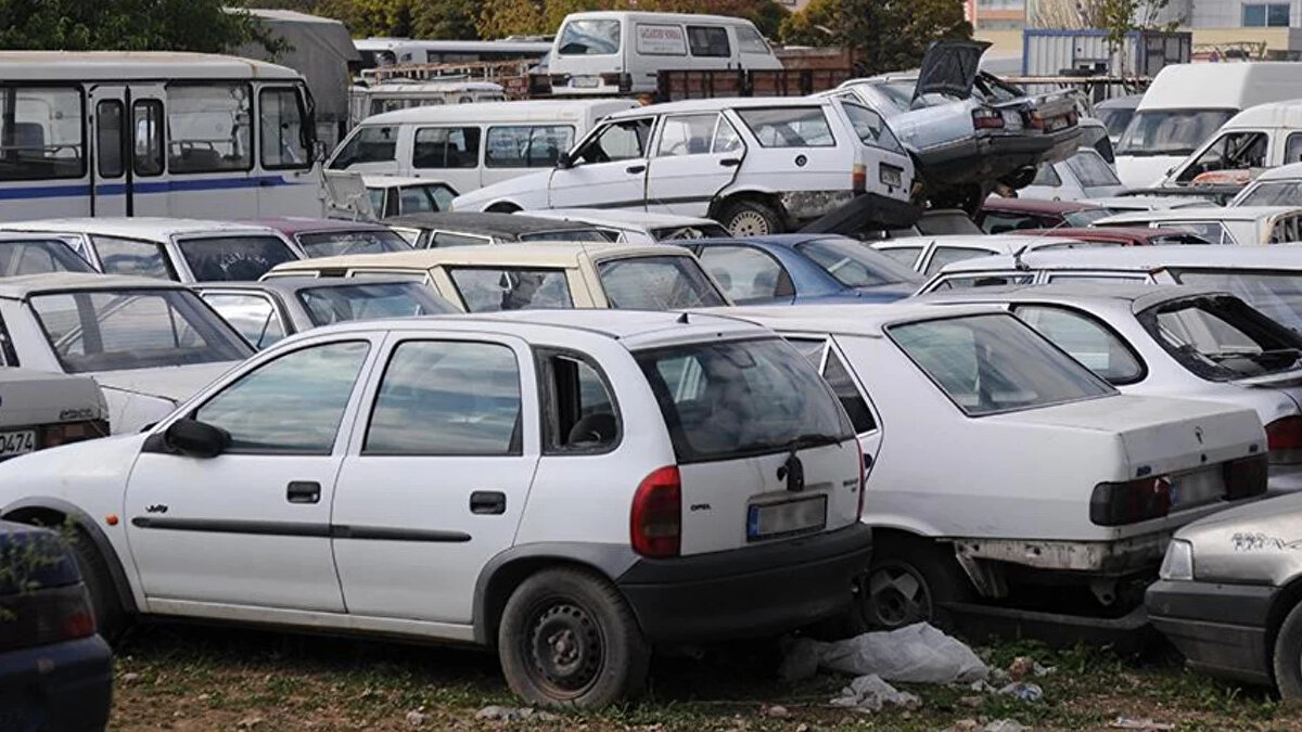 Otomobil piyasasında heyecanla beklenen "hurda teşviki ÖTV indirimi" ve yeni destek paketleriyle ilgili son gelişmeler yakından takip ediliyor. Özellikle sıfır (0) otomobil sahibi olmak isteyen vatandaşlar, MHP'li milletvekilleri tarafından Meclis'e sunulan teklifin yasalaşmasını bekliyor. 9 Kasım 2025 Pazar günü itibarıyla, hurda teşviki ve "İlk Arabam Yerli Otomobil Aile Destek Programı" hakkındaki son durum merak konusu oldu. Peki, hurda teşviki ÖTV indirimi Meclis'ten geçti mi, ne zaman çıkacak?
