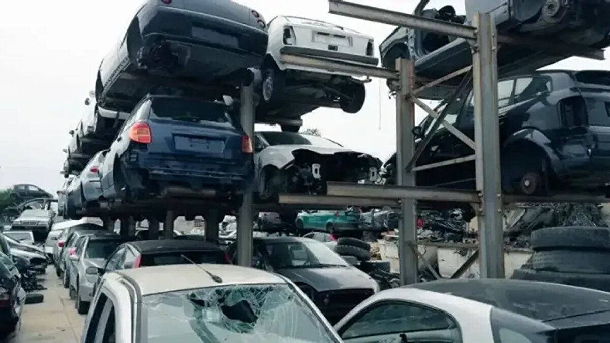 YERLİLİK STATÜSÜ ARANACAK<br><br>Destek programının bir diğer önemli koşulu ise alınacak aracın statüsü. Programdan faydalanarak alınacak otomobillerde yerlilik yüzdesi aranacak. Bu sayede talebin yerli ve sıfır otomobillerle karşılanması hedefleniyor.<br><br>Bu adımın, aynı zamanda Türkiye'deki binek araçların yaş ortalamasını düşürerek araç başına düşen karbon emisyonunun azalmasına da katkı sağlaması öngörülüyor.