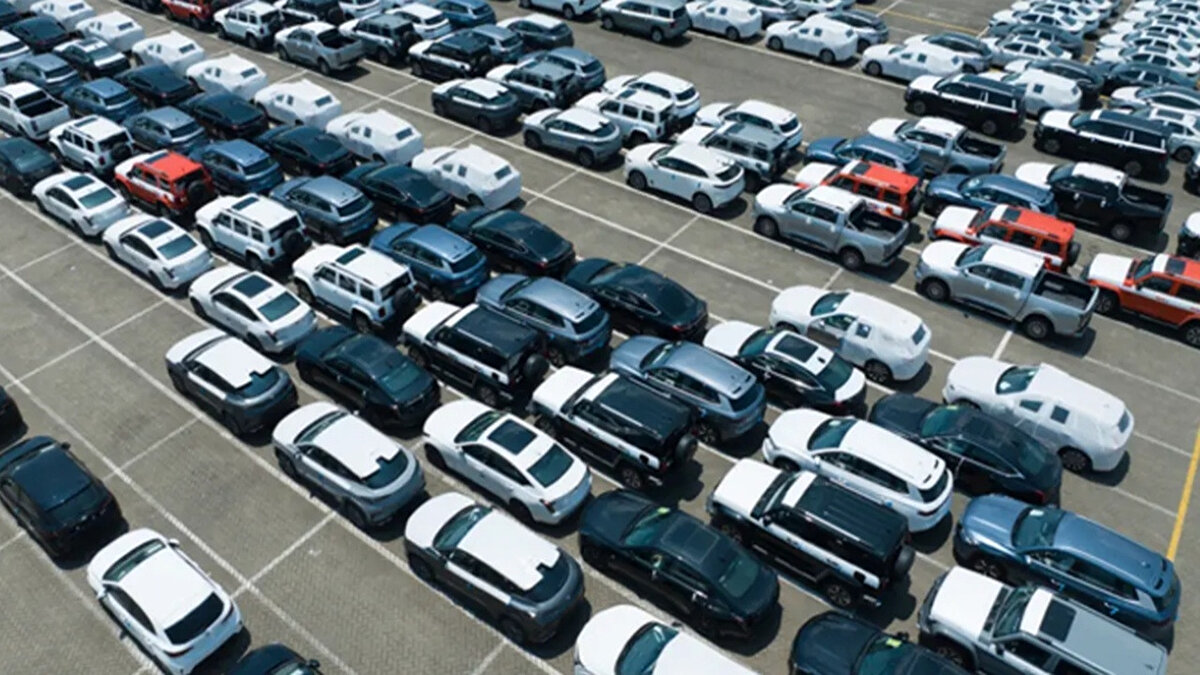 KİMLER FAYDALANABİLECEK? 3 ÇOCUK ŞARTI<br><br>Programın en dikkat çekici şartı aile yapısıyla ilgili. Edinilen bilgilere göre, "İlk Arabam Yerli Otomobil Aile Destek Programı"ndan 3 ve daha fazla çocuklu aileler faydalanabilecek.<br><br>Bu program kapsamında, düşük gelir grubundaki ailelere satın alma güçlerine uyumlu, uzun vadeli finansman (kredi) imkanı sağlanması planlanıyor.