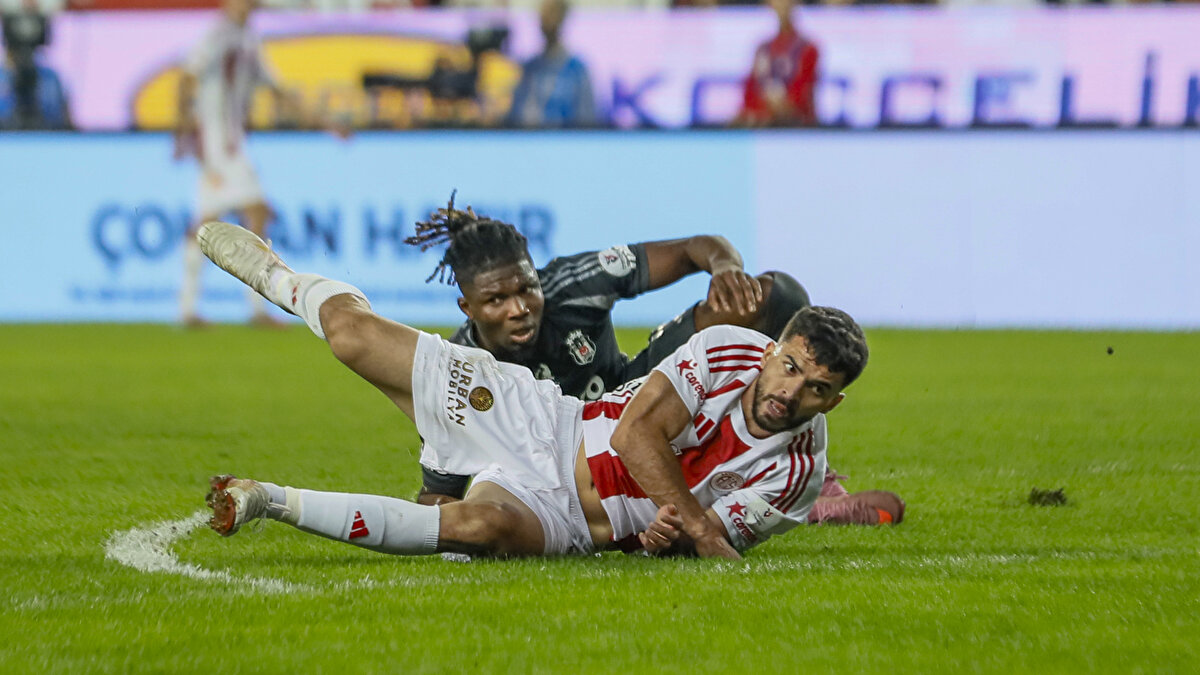 'BANA KIZMASINLAR AMA...' <br><br>“Beşiktaş şu an 6. sırada. İlk 3, ilk 2 hedefi için bu galibiyet önemli. Şampiyonluktan bahsedemiyorum bana da Beşiktaşlılar kızmasın. 2 farklı öndeyken Beşiktaş, halen tedirgin ediyorsa şampiyonluğun S'sinden bahsedemeyiz. Beşiktaş; şu galibiyetlerle tekrar işin içine girmeli. Beşiktaş’ı basında da geriye düşürdünüz, bırak ligde geriye düşmeyi ama siz Beşiktaşlılar; kopmayın abi, işin içinde olun, hakkınızı arayın!”<br>