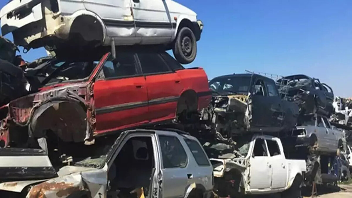 TESK BAŞKANI PALANDÖKEN'DEN 'HURDA TEŞVİK YASASI' ÇAĞRISI<br><br>Türkiye Esnaf ve Sanatkarları Konfederasyonu (TESK) Genel Başkanı Bendevi Palandöken de "Hurda Teşvik Yasası"nın yeniden çıkarılması yönündeki talebini yineledi. Palandöken, bu yasanın hem ekonomiye hem de çevreye büyük katkı sunacağını vurguladı.