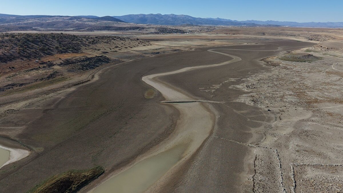 Çumra ilçesinde yer alan Apa Barajı’nda, kuraklık nedeniyle su seviyesi düşünce, halk arasında 11 gözlü köprü olarak bilinen tarihi köprü gün yüzüne çıktı. Köprünün Osmanlı Dönemi’nin son zamanlarına ait olduğu tahmin ediliyor, ancak kesin yapım tarihi bilinmiyor.