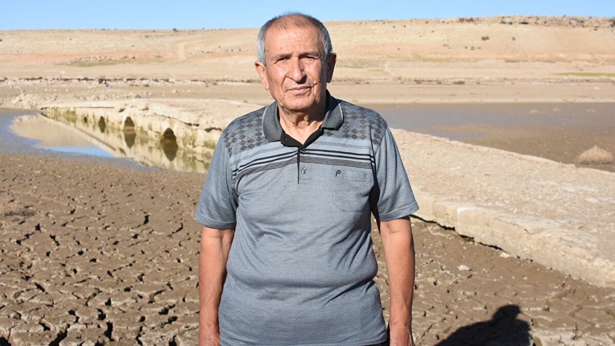 Çocukluğunu baraj yapılmadan önce sular altında kalan Apa köyünde geçiren emekli öğretmen Süleyman Şahin, baraj yapımı nedeniyle 1957 yılında köyden taşınmak zorunda kaldıklarını söyledi. Şahin, “Baraj kurulunca yeni Apa köyü kurulmuştu. Eski köyümüzde Romalılardan kalma eserler çıkmıştı. Köprü bayağı yüksekti. Altındaki gözlerden at arabaları geçerdi. Mart, nisan aylarında çok coşkun su olurdu. Etrafı söğüt ağaçlarıyla doluydu. Şimdi balçık olmuş, çamur olmuş. Şu anda neredeyse köprü çamurun içinde kalmış. Bizim çocukluğumuz burada geçti” diye konuştu.